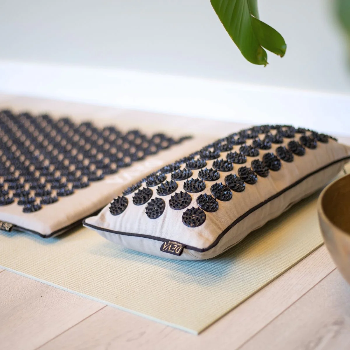 Deva Yoga - Spijkermat kussen - Warm Grey Mandala - Image 4
