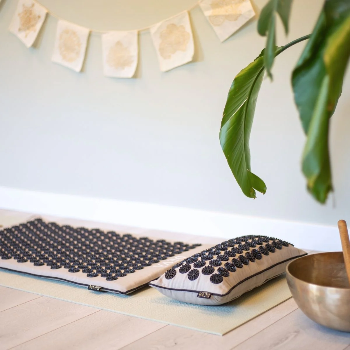 Deva Yoga - Spijkermat kussen - Warm Grey Mandala - Image 6