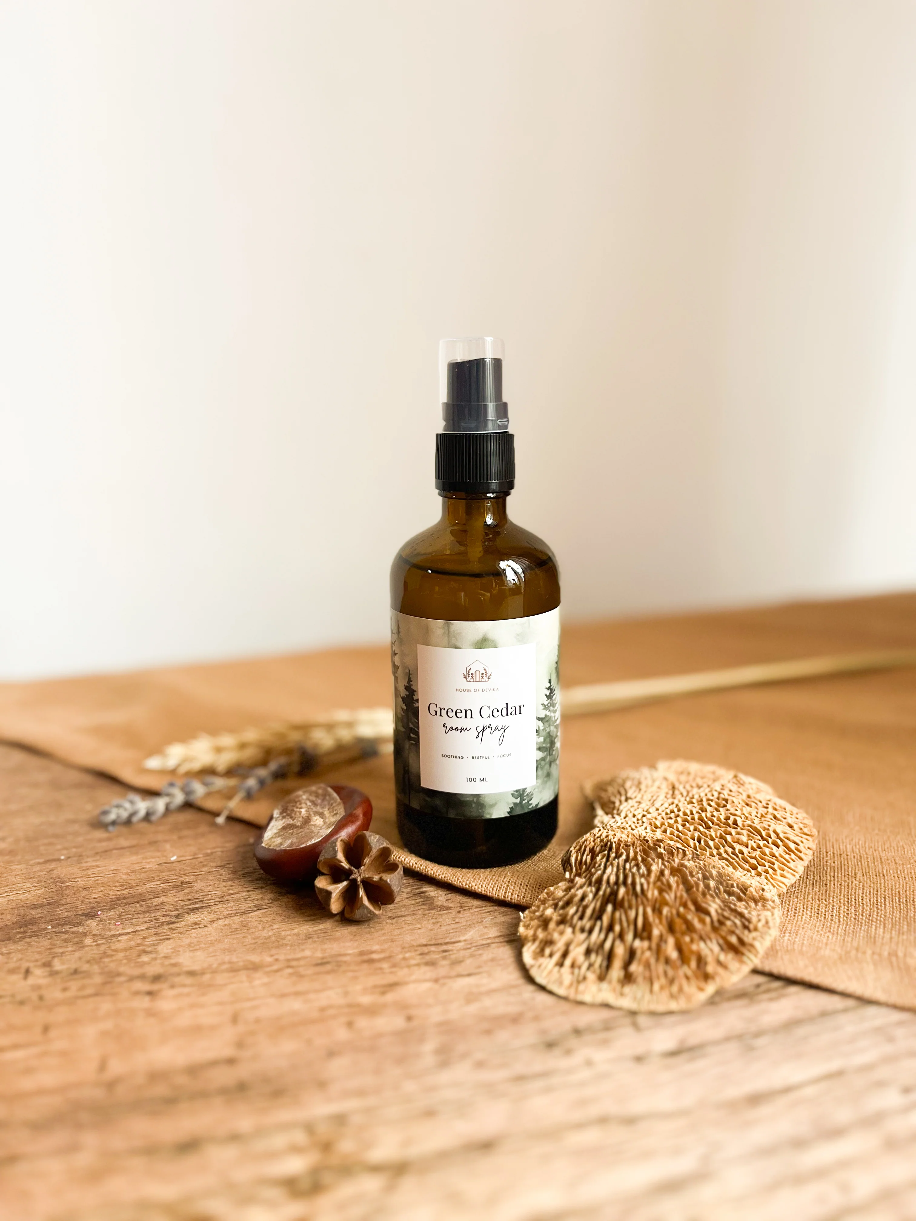 House of Devika Roomspray Green Cedar - Image 2